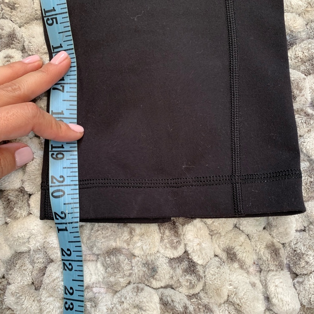 LULULEMON black crops - Picture 6 of 8